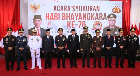 Gubernur Kalimantan Barat, Sutarmidji, ikut menghadiri acara syukuran Hari Ulang Tahun ke-76 Bhayangkara di Lapangan Jananuraga Polda Kalbar. (Foto: Istimewa)