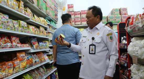 Sekda Kapuas Hulu, Mohd Zaini, saat melakukan sidak ke sejumlah toko yang ada di Putussibau, Rabu (06/07/2022). (Foto: Ishaq/KalbarOnline.com)