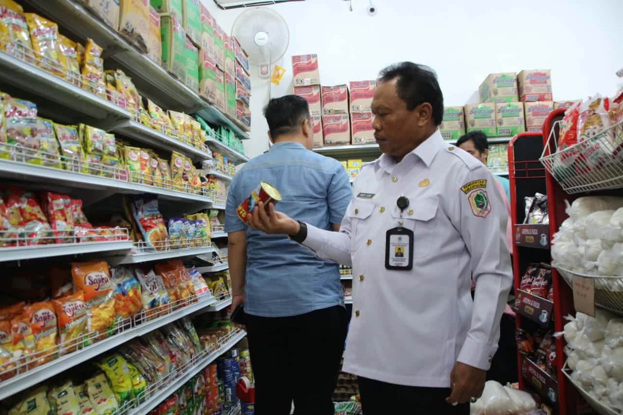 Sekda Kapuas Hulu, Mohd Zaini, saat melakukan sidak ke sejumlah toko yang ada di Putussibau, Rabu (06/07/2022). (Foto: Ishaq/KalbarOnline.com)