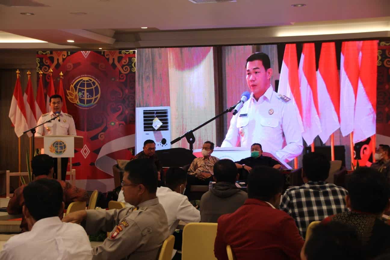 Bupati Kapuas Hulu, Fransiskus Diaan, saat memberikan sambutan dalam sosialisasi program strategis dari Kementerian ATR/BPN RI, di Hotel Grand Banana Putussibau, Rabu Pagi (06/07/2022). (Foto: Istimewa)