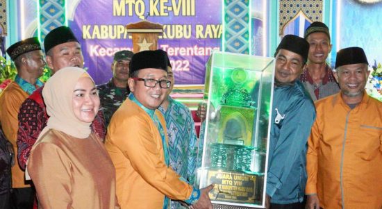 Wakil Bupati Kubu Raya, Sujiwo menyerahkan piala juara umum ke Camat Sungai Kakap, Junaidi. (Foto: Istimewa)