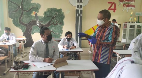 Gubernur Kalbar, Sutarmidji saat meninjau pelaksanaan sekolah tatap muka di SMA Negeri 3 Pontianak. (Foto: Jau/KalbarOnline.com)