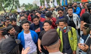 Aksi demonstrasi ratusan mahasiswa menuntut penolakan pengesahan RKUHP di depan Kantor DPRD Kalimantan Barat, Rabu (06/07/2022) / RKUHP