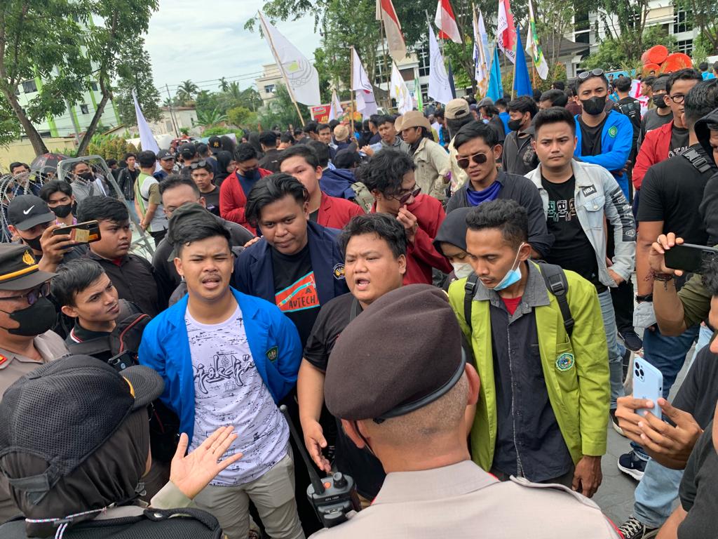 Aksi demonstrasi ratusan mahasiswa menuntut penolakan pengesahan RKUHP di depan Kantor DPRD Kalimantan Barat, Rabu (06/07/2022) / RKUHP