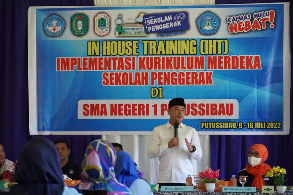 Wakil Bupati Kapuas Hulu, Wahyudi Hidayat, saat membuka kegiatan In House Training (IHT) Implementasi Kurikulum Merdeka Sekolah Penggerak. (Foto: Istimewa)