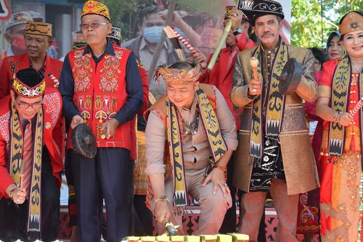 Sekda Kabupaten Ketapang, Alexander Wilyo, saat menghadiri Kegiatan Gawai Ritual Adat Nosu Minu Podi di Rumah Adat Betang Raya Dori' Mpulor Kabupaten Sanggau. (Foto: Istimewa)