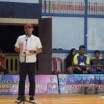 Wakil Bupati Kapuas Hulu, Wahyudi Hidayat saat memberian sambutan pada acara penutupan secara resmi kejuaraan bulutangkis bertajuk Undau Perkasa Open Tahun 2022. (Foto: Istimewa)