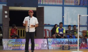 Wakil Bupati Kapuas Hulu, Wahyudi Hidayat saat memberian sambutan pada acara penutupan secara resmi kejuaraan bulutangkis bertajuk Undau Perkasa Open Tahun 2022. (Foto: Istimewa)
