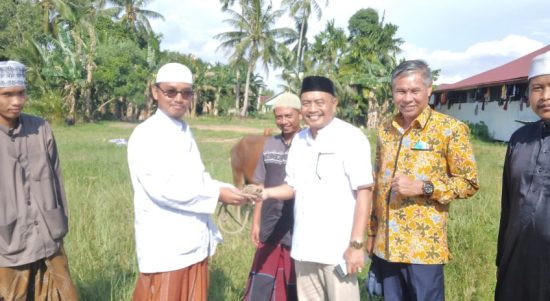DPD Partai Golkar Kabupaten Ketapang menyerahkan enam ekor sapi kepada masyarakat untuk dijadikan hewan kurban pada perayaan Idul Adha 1443 H yang jatuh pada 10 Juli 2022 besok. (Foto: Istimewa)