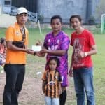 Tim sepak bola Erkatude Legend, Legend FC dan Journalist FC melakoni laga amal buat mengenang pemain legendaris Erkatude, eks Gabsis dan Kalbar, Tarmiat di Kebon Sajoek, Pontianak. (Foto: Istimewa)