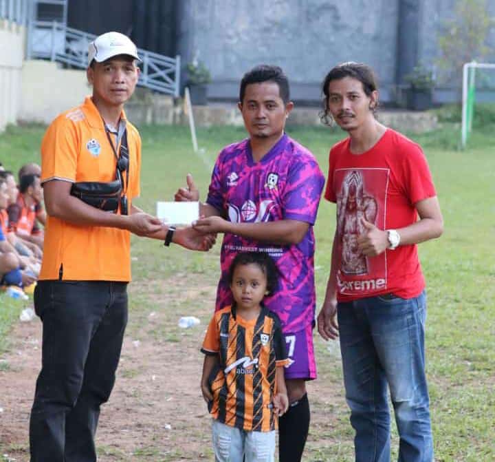 Tim sepak bola Erkatude Legend, Legend FC dan Journalist FC melakoni laga amal buat mengenang pemain legendaris Erkatude, eks Gabsis dan Kalbar, Tarmiat di Kebon Sajoek, Pontianak. (Foto: Istimewa)