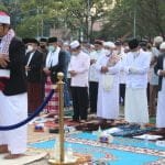 Gubernur Kalbar, Sutarmidji saat melaksanakan shalat Idul Adha di halaman Masjid Mujahidin Pontianak. (Foto: Biro Adpim For KalbarOnline.com)