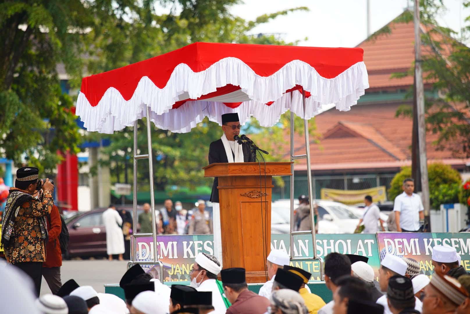 Wali Kota Pontianak, Edi Rusdi Kamtono memberikan sambutan sebelum pelaksanaan shalat Idul Adha 1443 H di lapangan Jalan Rahadi Usman. (Foto: Prokopim For KalbarOnline.com)