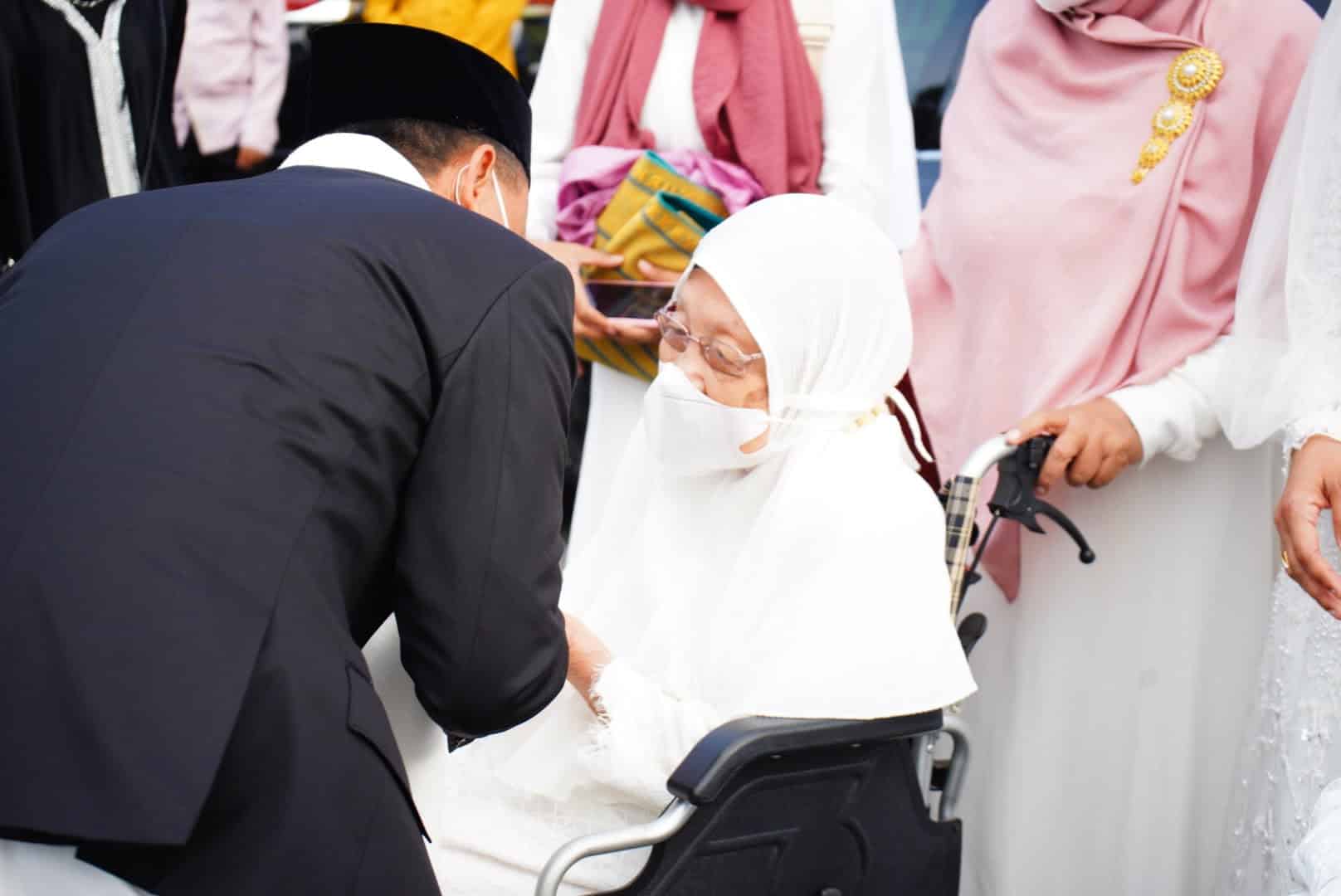 Wali Kota Pontianak, Edi Rusdi Kamtono mencium tangan ibundanya usai melaksanakan shalat Idul Adha di lapangan Jalan Rahadi Usman. (Foto: Prokopim For KalbarOnline.com)