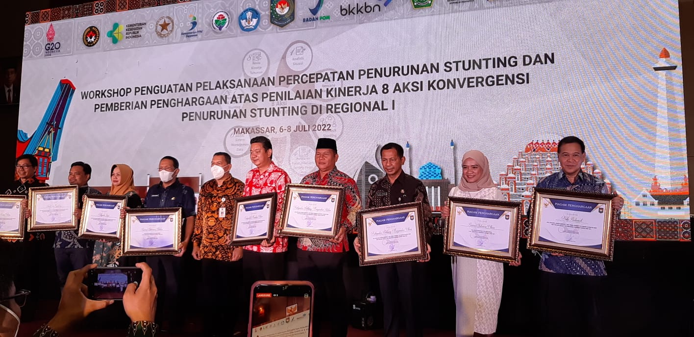 Penyerahan piagam penghargaan atas penilaian Kinerja 8 Aksi Konvergensi Penurunan Stunting dari Kemendagri di Makassar. (Foto: Prokopim For KalbarOnline.com)