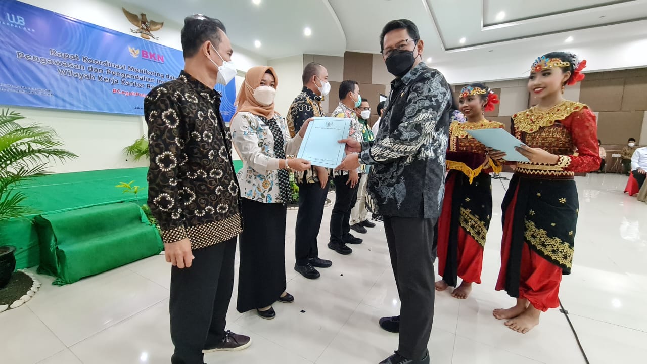 Penyerahan piagam penghargaan Penilaian Norma, Standar, Prosedur dan Kriteria (NSPK) Manajemen ASN di Jakarta. (Foto: Prokopim For KalbarOnline.com)