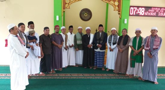 Para pengurus Masjid Silaturahmi Kelurahan Hilir Kantor berfoto bersama usai melaksanakan shalat Idul Adha 1443 H, Minggu (10/07/2022). (Foto: Istimewa)