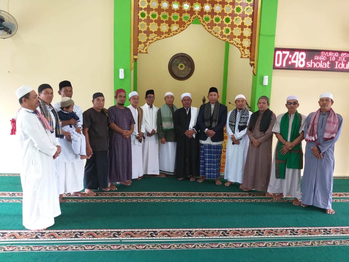 Para pengurus Masjid Silaturahmi Kelurahan Hilir Kantor berfoto bersama usai melaksanakan shalat Idul Adha 1443 H, Minggu (10/07/2022). (Foto: Istimewa)
