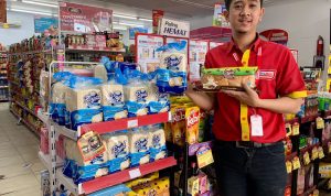 ROYAL: Karyawan Alfamart menunjukkan produk Royal Bakery yang dipajang di gerai Alfamart Parit Mayor, Jalan Tanjung Raya II, Kota Pontianak. (Foto: Istimewa)
