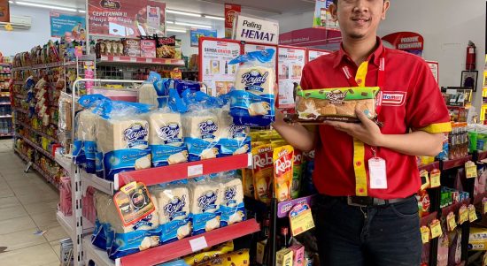 ROYAL: Karyawan Alfamart menunjukkan produk Royal Bakery yang dipajang di gerai Alfamart Parit Mayor, Jalan Tanjung Raya II, Kota Pontianak. (Foto: Istimewa)