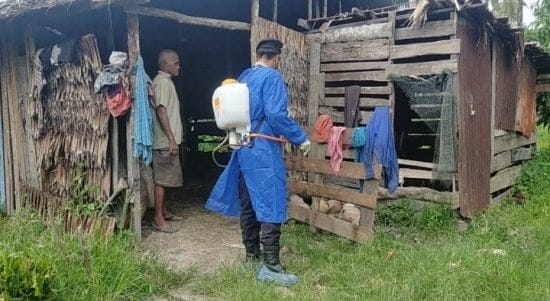 Tim gabungan cegah PMK Kabupaten Mempawah saat melakukan penyemprotan disinfektan ke kandang-kandang ternak milik warga. (Foto: Istimewa)