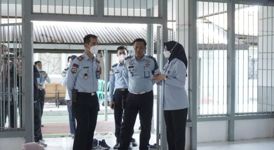 Kepala Divisi Pemasyarakatan pada Kanwil Kemenkumham Kalbar, Ika Yusanti, saat melakukan tinjauan ke Rutan Kelas IIA Pontianak, Senin (11/07/2022). (Foto: Istimewa)