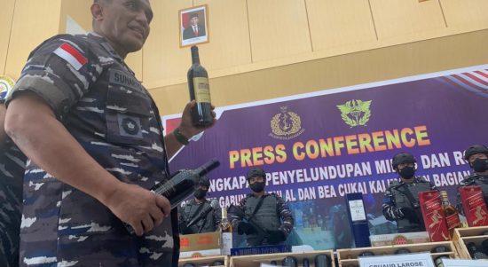 Komandan Lantamal (Danlantamal) XII Pontianak, Laksamana Pertama TNI Suharto menunjukkan barang bukti miras yang berhasil diamankan dari Singapura. (Foto: Istimewa)