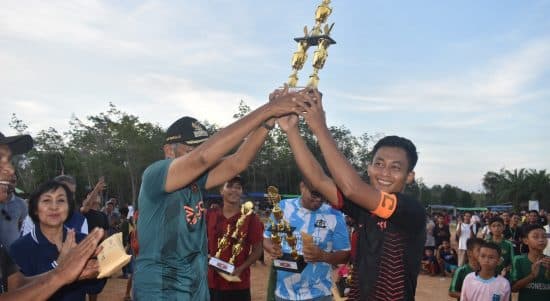 Bupati Sintang, Jarot Winarno menyerahkan piala kepada pemenang Open Turnamen Sepak Bola Baya Betung Cup 2022, di Lapangan Sepak Bola SDN 7 Baya Betung, Desa Baya Betung, Kecamatan Sungai Tebelian, Senin (11/072022) sore. (Foto: Istimewa)