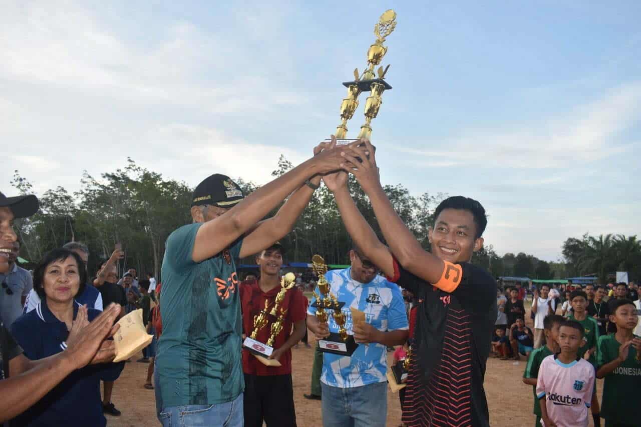 Bupati Sintang, Jarot Winarno menyerahkan piala kepada pemenang Open Turnamen Sepak Bola Baya Betung Cup 2022, di Lapangan Sepak Bola SDN 7 Baya Betung, Desa Baya Betung, Kecamatan Sungai Tebelian, Senin (11/072022) sore. (Foto: Istimewa)