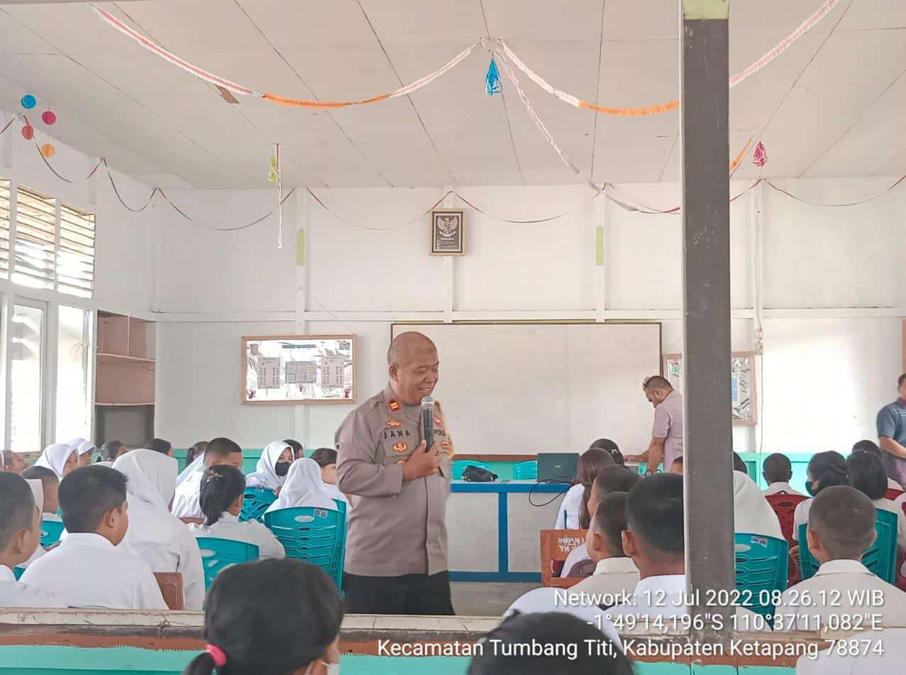 Polsek Tumbang Titi jajaran Polres Ketapang, memberikan penyuluhan terkait bahaya Narkoba kepada para siswa SMP Negeri 1 Tumbang Titi. (Foto: Istimewa)