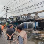 Insiden kebakaran yang terjadi pada Rabu (13/07/2022) pagi ini, telah menghanguskan 27 bangunan di Pasar Sungai Pinyuh, Kabupaten Mempawah. (Foto: Istimewa)