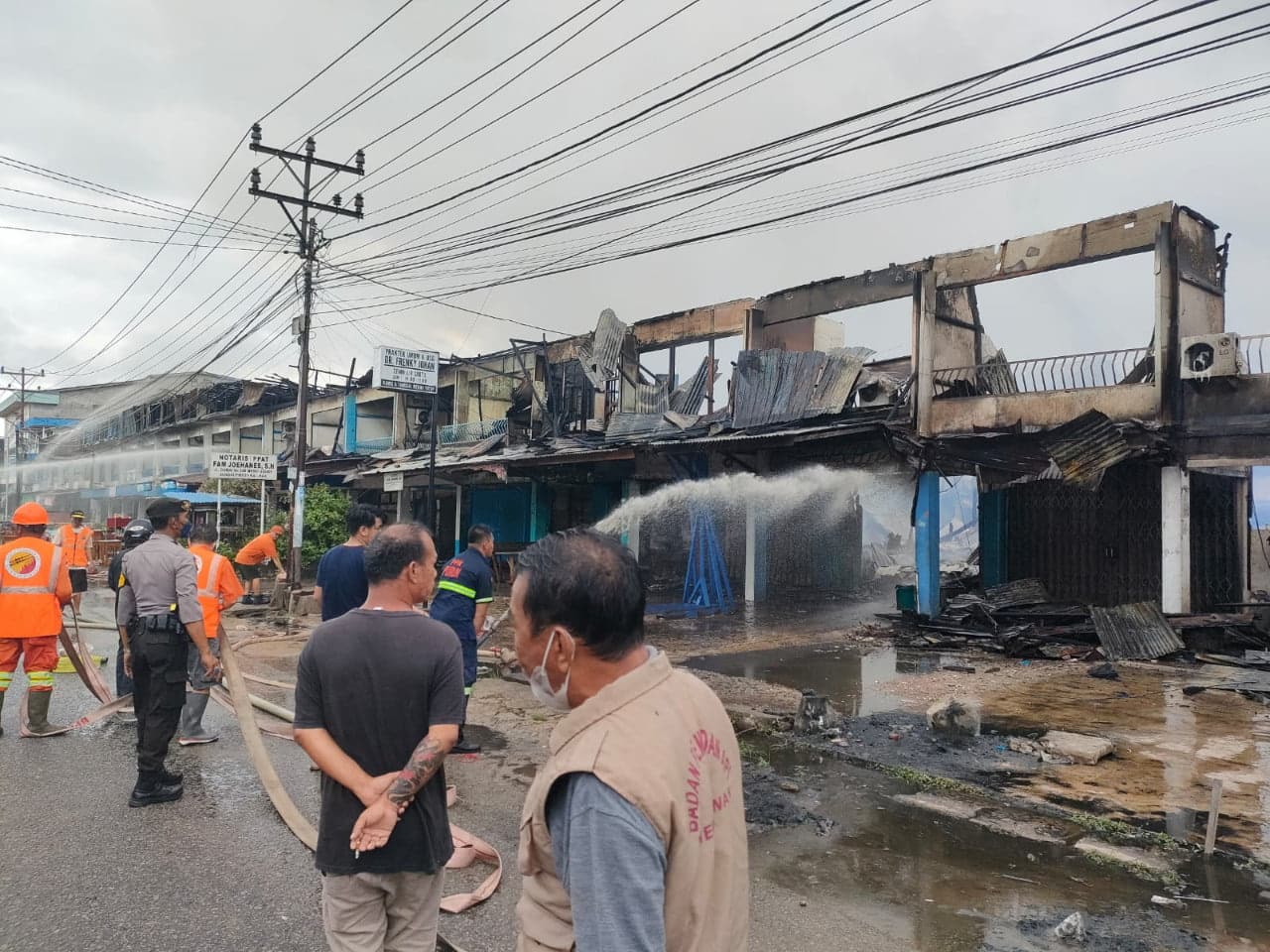 Insiden kebakaran yang terjadi pada Rabu (13/07/2022) pagi ini, telah menghanguskan 27 bangunan di Pasar Sungai Pinyuh, Kabupaten Mempawah. (Foto: Istimewa)