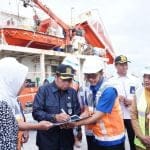 Ketua Komisi V DPR RI, Lasarus saat meninjau Pelabuhan Internasional Kijing bersama rombongan Anggota Komisi V DPR RI lainnya, Selasa (12/07/2022). (Foto: Istimewa)