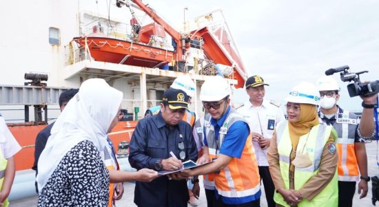 Ketua Komisi V DPR RI, Lasarus saat meninjau Pelabuhan Internasional Kijing bersama rombongan Anggota Komisi V DPR RI lainnya, Selasa (12/07/2022). (Foto: Istimewa)