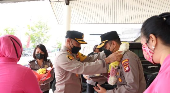 Kapolres Sekadau, AKBP Suyono mengalungkan bunga kepada Mantan Kapolres Sekadau, AKBP K Tri Panungko, pada acara pelepasan di Mapolres Sekadau. (Foto: Istimewa)