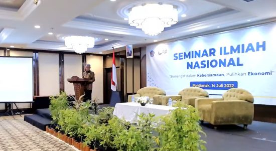 Kepala Kanwil DJP Kalbar, Kurniawan Nizar saat memberikan paparan dalam seminar nasional di Pontianak. (Foto: Istimewa)
