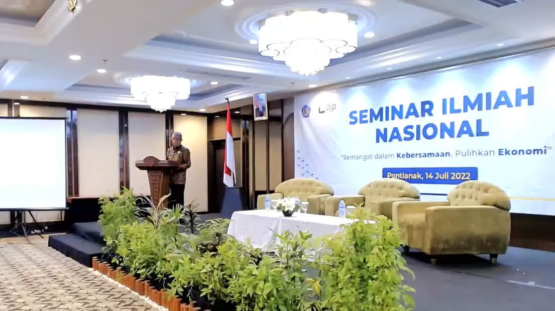 Kepala Kanwil DJP Kalbar, Kurniawan Nizar saat memberikan paparan dalam seminar nasional di Pontianak. (Foto: Istimewa)