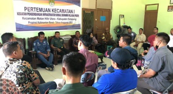 Mediasi antara kepala desa bersama sebelas orang perangkat Desa Kuala Tolak di kantor Kecamatan MHU, Kamis (14/07/2022). (Foto: Adi LC/KalbarOnline.com)