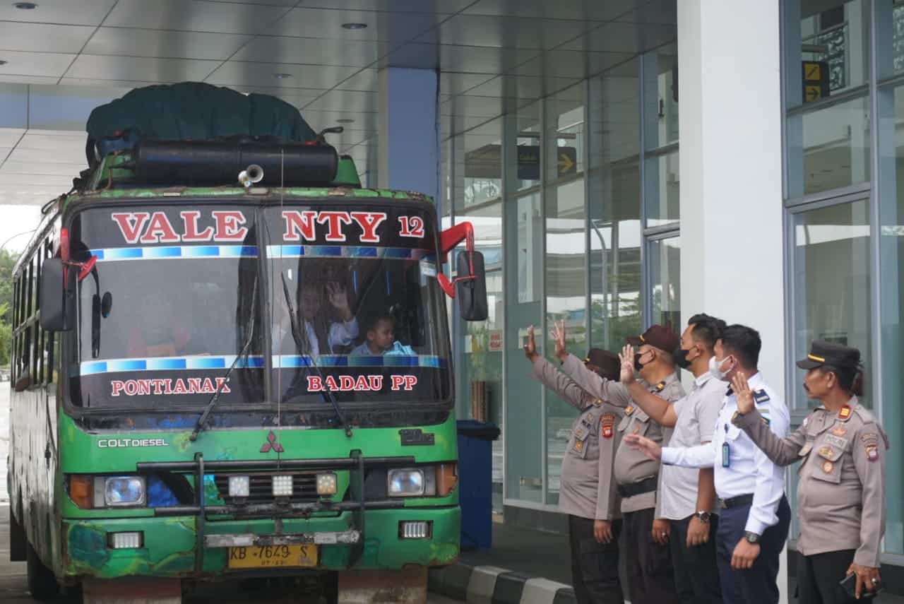 Polres Kapuas Hulu bersama Imigrasi Putussibau memberangkatkan sebanyak 28 PMI non prosedural ke Pontianak untuk diserahkan ke BP2MI Pontianak, Rabu (13/07/2022). (Foto: Istimewa)