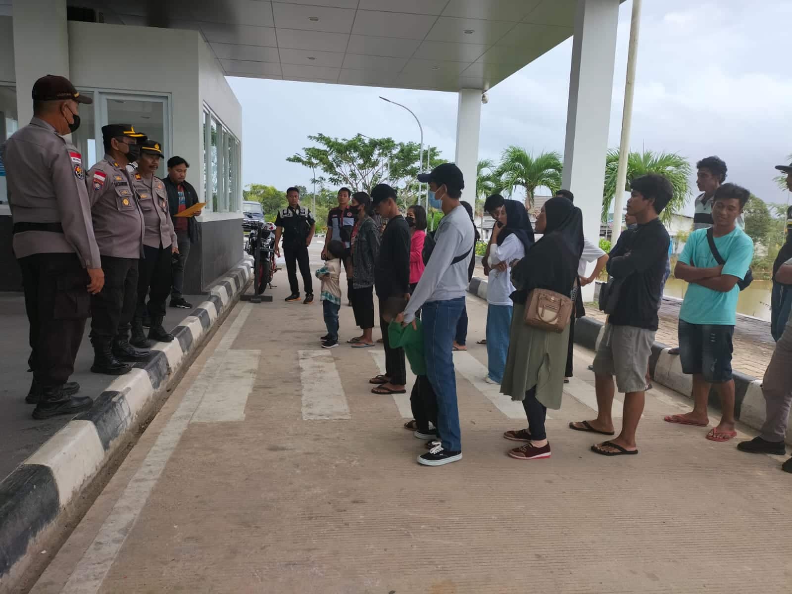 Pihak Polres Kapuas Hulu bersama Imigrasi Putussibau memberikan arahan kepada 28 PMI non prosedural sebelum mereka diberangkatkan ke Pontianak untuk diserahkan ke BP2MI Pontianak, Rabu (13/07/2022). (Foto: Istimewa)
