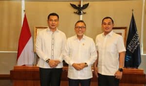Bupati Kapuas Hulu, Fransiskus Diaan bersama Wakil Bupati Kapuas Hulu, Wahyudi Hidayat berfoto bersama Menteri Perdagangan RI, Zulkifli Hasan, usai pertemuan, pada Jumat (15/07/2022). (Foto: Istimewa)