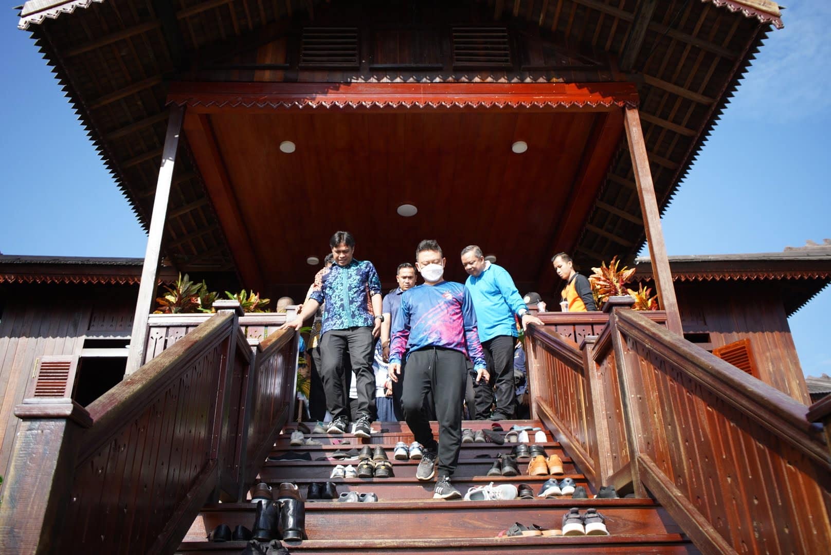 Wali Kota Pontianak, Edi Rusdi Kamtono menuruni tangga Rumah Budaya Gang H Salmah yang berada di tepian Sungai Kapuas. (Foto: Prokopim For KalbarOnline.com)