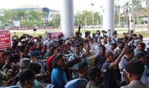 Massa yang tergabung dalam Front Perjuangan Masyarakat Sawit (FPMS) Kalbar saat menggelar aksi di halaman Kantor Gubernur Kalbar. (Foto: Biro Adpim For KalbarOnline.com)