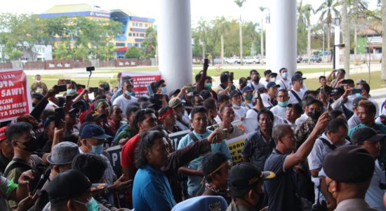 Massa yang tergabung dalam Front Perjuangan Masyarakat Sawit (FPMS) Kalbar saat menggelar aksi di halaman Kantor Gubernur Kalbar. (Foto: Biro Adpim For KalbarOnline.com)
