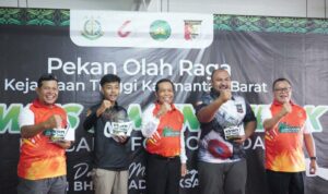 Muhammad Arvin Rajendra Hafizh berfoto bersama Kepala Kejaksaan Tinggi Kalimantan Barat, Masyhudi, usai berhasil menyabet juara satu pada Kejuaraan Menembak Kajati Kalbar Cup 2022 yang digelar oleh Kejaksaan Tinggi Kalimantan Barat, Jumat (15/07/2022) lalu. (Foto: Istimewa)