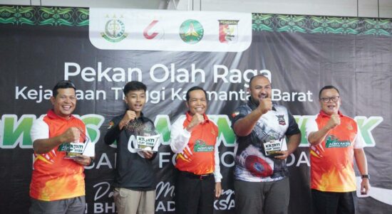 Muhammad Arvin Rajendra Hafizh berfoto bersama Kepala Kejaksaan Tinggi Kalimantan Barat, Masyhudi, usai berhasil menyabet juara satu pada Kejuaraan Menembak Kajati Kalbar Cup 2022 yang digelar oleh Kejaksaan Tinggi Kalimantan Barat, Jumat (15/07/2022) lalu. (Foto: Istimewa)