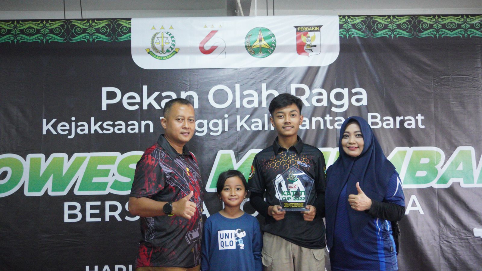 Muhammad Arvin Rajendra Hafizh berfoto bersama ayah, ibu dan adiknya usai berhasil menyabet juara satu pada Kejuaraan Menembak Kajati Kalbar Cup 2022 yang digelar oleh Kejaksaan Tinggi Kalimantan Barat, Jumat (15/07/2022) lalu. (Foto: Istimewa)