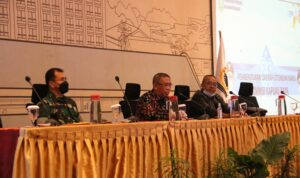 Gubernur Kalbar, Sutarmidji saat memberikan paparan pada seminar nasional bertajuk "Percepatan Pembentukan Provinsi Kapuas Raya" yang diselenggarakan oleh Forum Wartawan-LSM Kalbar, di Hotel Ibis Pontianak, Sabtu (16/07/2022). (Foto: Istimewa)