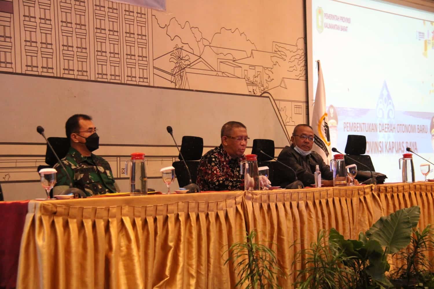 Gubernur Kalbar, Sutarmidji saat memberikan paparan pada seminar nasional bertajuk "Percepatan Pembentukan Provinsi Kapuas Raya" yang diselenggarakan oleh Forum Wartawan-LSM Kalbar, di Hotel Ibis Pontianak, Sabtu (16/07/2022). (Foto: Istimewa)