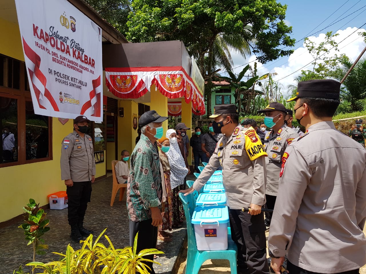 Kapolda Kalbar, Irjen Pol Suryanbodo Asmoro saat melaksanakan kunjungan kerja ke Polsek Ketungau Hulu jajaran Polres Sintang, pada Sabtu (17/07/2022). (Foto: Istimewa)